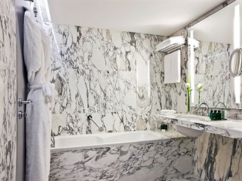 Deep Soaking Bathtub